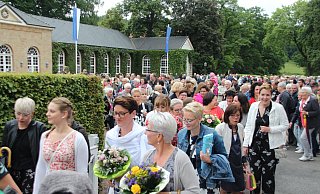 Großes Interesse: Hunderte Schaulustige haben die traditionellen Königsparade verfolgt, die in diesem Jahr baustellenbedingt an den Brunnenarkaden im Gräflichen Park stattfand. - Burkhard Battran