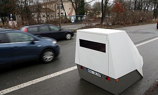 Schwester Esther ist wieder da. Die Stadt hat am Donnerstag den „Enforcement Trailer" der Firma Vitronic an der Paderborner Straße - zwischen A2 und Sennestadtring - aufgestellt. - Jens Reichenbach