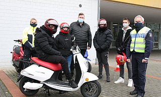 Andrea Kumpert (links) und Michael Hanke (rechts) von der Polizei Herford leiten die praktische Ausbildung der Mofa-Schüler Dlschad (auf dem neuen E-Roller), Svenja, Alex und Oliver. Lehrer Marcus Gottwald (4. v. l.) kümmert sich um die theoretischen Grundlagen. - Britta Bohnenkamp-Schmidt