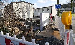 Flüchtlingssiedlung: Auf dem Freigelände hinter dem Kolpinghaus in Westenholz werden die sechs Mobilheime derzeit an das Strom, Wasser- und Abwassernetz angeschlossen. - Ralph Meyer
