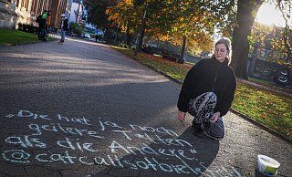 Gegen Sexismus und Belästigung: Hannah Straßheim und eine Gruppe junger Bielefelderinnen wollen die Orte zurückerobern, an denen Frauen mit anzüglichen Sprüchen bedrängt wurden. - Sarah Jonek
