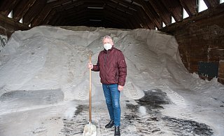 600 Tonnen Salz lagern auf dem Gelände der SWK. Geschäftsführer Wolfgang Rullkötter sieht Eis und Schnee entspannt entgegen. - Ralf Bittner