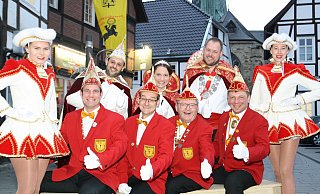 Sessionseröffnung: Die Delbrücker Karneval-Elite blickt der neuen Session fröhlich entgegen. - Regina Brucksch