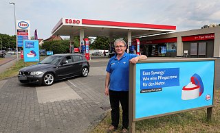 Juan Arrebola hat die Esso-Tankstelle in Herringhausen Ende Februar übernommen. Hier hat er schon früher gelebt und gearbeitet. - Frank-Michael Kiel-Steinkamp