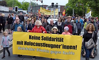 Das Bündnis gegen Rechts versammelte mehr als 600 Teilnehmer in Quelle und zog dann unter großem Protest gegen die Holocaustverleugnung der Neonazis zum Gefängnis. - NW