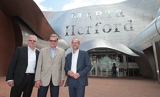 Schulter an Schulter: Jurist Klemens Brand (. l.) sowie Hauptgeschäftsführer Lucas Heumann (beide Verband der Holz- und Möbelindustrie) und VDM-Geschäftsführer Jan Kurth vor dem Herforder Marta-Museum, wo die Neuausrichtung der Möbelindustrie-Verbandsstruktur bekannt gegeben wurde. - Peter Steinert