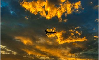 Im Herbst und Winter fliegen die Piloten der Bundeswehr öfter auch abends zur Übung. - Pixabay