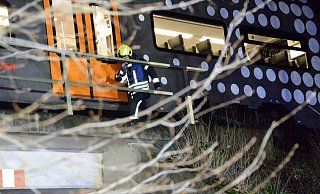 Die Feuerwehrleute suchten den Gleiskörper zwischen Bahnhof und Georg-Nolte-Weg komplett ab. - Andreas Eickhoff