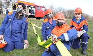 Die Warburger Jugendfeuerwehr unterstützt die aktiven Einsatzkräfte. - Burkhard Battran