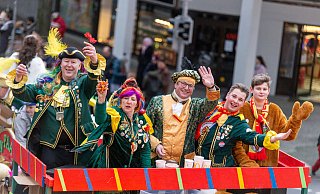 Mehr als 2.000 Aktive auf den Wagen und zehntausende Zuschauer am Straßenrand waren bei der 17. Paderborner Karnevalsparade im Jahr 2020 dabei. - Niklas Tüns