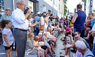 Startschuss: An der Lutter heißt es: "Wasser marsch!" in der Ravensbergerstraße - Barbara Franke