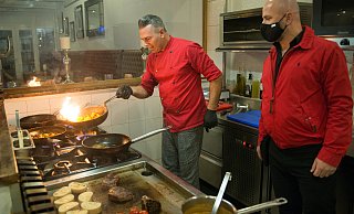 Koch Ilvija Isma kocht, was auf der Karte steht. Panorama-Betreiber Avni Berisha (r.) bittet trotzdem um Anmeldungen, um den Personaleinsatz besser planen zu können. - Ralf Bittner