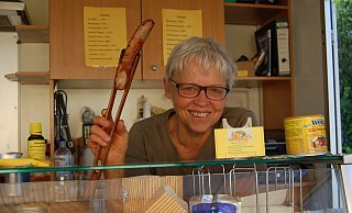 In ihrem Element: Regine Brinkmann schätzt die Gespräche mit Kunden am Grill in ihrem Imbisswagen auf dem Blasheimer Dorfplatz. - Sandra Spieker
