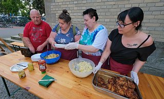 Ralf Rieck (v. l.), Seher Arslan, Brigitte Lasczyk und Tammy Dancer geben als Angestellte das Mittagessen beim Libori-Fest für Wohnungslose aus. - Andreas Zobe