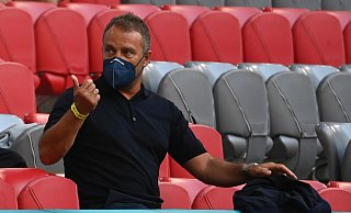 Hansi Flick beim ersten Gruppenspiel der deutschen Mannschaft in München. - Foto: Federico Gambarini/dpa