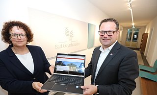 Bereichsleiterin Sylke Brandt und Bürgermeister Lars Bökenkröger präsentieren den neuen digitalen Bürgerservice der Stadt. - Nicole Sielermann