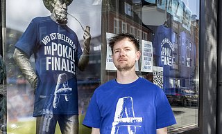 Das "Wo ist Bielefeld?"-Shirt verbindet Fußball mit der bekannten Verschwörungstheorie. Das Design stammt von Johannes Nathow. - Jörg Dieckmann