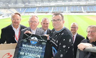 (v. l.) Elmar Kloke (Bürgerstiftung Paderborn), Domkapitular Benedikt Fischer, Christian Nolden (Dommusik), SCP-Geschäftsführer Martin Hornberger, Patrick Cellnik (Dommusik) und Dietmar Pannenberg (Blechwerkstatt) freuen sich auf die Premiere des Paderborner Weihnachtssingen, das am 14. Dezember in der Home-Deluxe-Arena steigt. - Frank Beineke