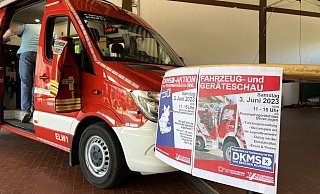 Mit einer Fahrzeug- und Geräteschau sorgt die Feuerwehr Beverungen für viel Aufmerksamkeit für die Typisierungsaktion. - Feuerwehr Beverungen