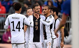 Deutschlands Jamal Musiala, Niclas Füllkrug und Leroy Sané (l-r) bejubeln das zwischenzeitliche 1:1. - Federico Gambarini/dpa