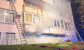 Feuerwehr im Einsatz: Rauch steigt aus dem Keller eines Mehrfamilienhauses in Detmold auf. 31 Bewohner, darunter acht Kinder, wurden evakuiert. - C.Rieks/Feuerwehr Detmold/dpa