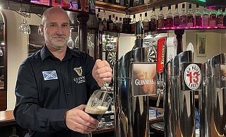 Mike McDonald ist Inhaber der "Scotch Corner Guinness & Whisky Bar". Hier bietet er seinen Gästen eine Auswahl an klassischer britischer und irischer Getränke. Einmal im Monat gibt es zudem Live-Musik. - Neue Westfälische