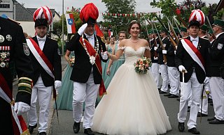 Charmant: Christin Buschmeier flogen an der Seite von Thüles Schützenkönig Fabian Kamp, die Herzen zu. - Regina Brucksch