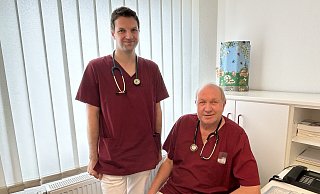 Noch schlicht eingerichtet, freuen sich Dominic Raphael Rohde (l.) und sein Vater Hans Arno Rohde schon jetzt auf den neuen Anstrich, der der Hausarztpraxis im nächsten Jahr ein modernes Gesicht verleihen soll. - Anna Lena Hinder