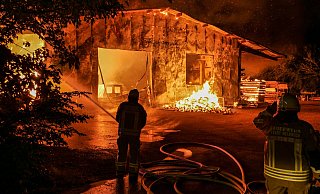 Ein Großbrand hat Betriebsgebäude und Lager des Zimmerei- und Holzbaubetriebs Stamm an der Straße Am Zollbrett vollständig zerstört. - Ralph Meyer
