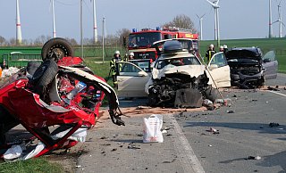 Bei dem Unfall auf der B 68 wurden sieben Menschen schwer verletzt, eine 42-Jährige starb später im Krankenhaus. - Ralph Meyer