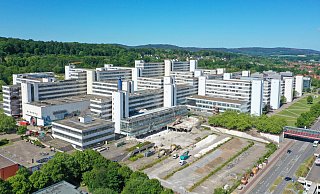 Der Uni Bielefeld sind 8 Millionen Euro für zwei neue Promotionsnetzwerke in den Bereichen Informatik und Wirtschaftswissenschaften zugesprochen worden. - BLB