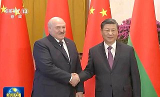 Der belarussische Machthaber Alexander Lukaschenko und der chinesische Staats- und Parteichef Xi Jinping wollen die Beziehungen ihrer Länder weiter stärken. - Uncredited/CCTV/AP/dpa