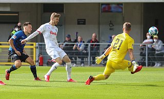 In dieser Szene aus der vierten Minute hat Holstein-Keeper Thomas Dähne (r.) Glück, dass SCP-Akteur Julian Justvan (l.) verzieht. Mit diversen Paraden avancierte Kiels Torhüter dann zum Spieler des Spiels. - picture alliance / dpa
