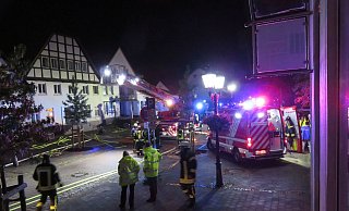 Drei Menschen wurden bei einem Wohnhausbrand in Beverungen verletzt. - Sebastian Groppe/ Feuerwehr Beverungen