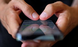 Wer Textnachrichten mit zwei Daumen tippt, macht schon einiges richtig. Diese kleine Umstellung entlastet nämlich die Daumensattelgelenke. - Karl-Josef Hildenbrand/dpa/dpa-tmn