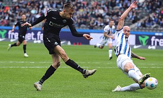 In der vergangenen Saison kassierten SCP-Stürmer Filip Bilbija (l.), hier gegen Hertha-Kapitän Toni Leistner, und seine Teamkollegen eine 1:3-Niederlage in Berlin. Am Samstag gibt es die Gelegenheit zur Revanche. - Imago Images