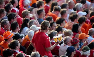 Die Fußball-EM hatte Veltins zufolge keinen positiven Effekt auf den Bierabsatz in Deutschland. (Symbolbild) - Soeren Stache/dpa