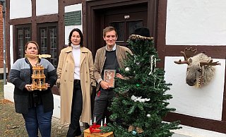 Endspurt für den Charity-Weihnachtsmarkt (v.l.) Mehrgenerationenhaus-Leiterin Jeanette Kulik-Grabosch, Kerstin Lohmann und AWO-Mitarbeiter Yannis Krone freuen sich über viele Sachspenden für den guten Zweck. - AWO