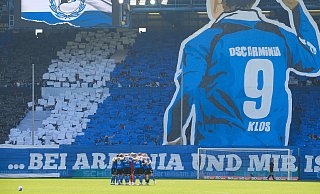 Bei seinem letzten Heimspiel im Mai gegen Halle würdigten die DSC-Fans Fabian Klos mit einer Choreographie. Jetzt kommt es auf der Alm zum Abschiedsspiel der Arminia-Legende. - Andreas Zobe Bei seinem letzten Heimspiel im Mai gegen Halle würdigten die DSC-Fans Fabian Klos mit einer Choreographie. Jetzt kommt es auf der Alm zum Abschiedsspiel der Arminia-Legende. - Andreas Zobe