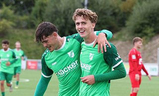 Gefoult, getroffen und gefeiert: Damian Bittner (r.) und Niklas Burlage hatten nach dem Treffer zum 1:0 gut lachen. - Andreas Gerth