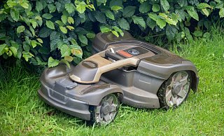 Mähroboter können für Igel und andere Kleintiere zur Gefahr werden. Eine Steinheimer Igel-Dame fiel einem solchen Gartenhelfer zum Opfer. - dpa