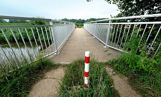 Immerhin ist das Geländer der maroden Emsbrücke am Flugplatz inzwischen erneuert worden.  - Andreas Frücht