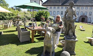 „Rendezvous im Garten“ heißt es bei Rita Szijarto und ihrer Familie, die exklusive Accessoires im Outdoor-Bereich anbieten. - Simone Flörke