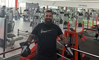 Fitnesstrainer Sercan Yildiz hat das Kampf und Kraftwerk in Beverungen eröffnet. Jetzt zieht es aus der Fabrikhalle in den ehemaligen Getränkemarkt. - Kampf und Kraftwerk Beverungen
