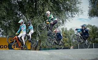Akrobatisch: Die jungen Sportler "fliegen" über die BMX-Bahn - BMX-Club Hawk-Race Melle