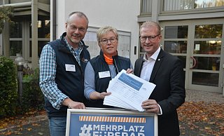 Setzen sich für eine fahrradfreundliche Stadt ein: Uwe und Sigrid Diekmann vom ADFC Enger-Spenge haben die Unterschriftenliste an Engers Bürgermeister Thomas Meyer (v. l.) übergeben. - Mareike Patock