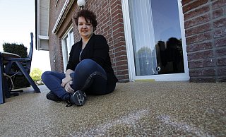 Früher waren die Steine weiß, wie die Stellen im Vordergrund, die bei der Versiegelung vergessen wurden, zeigen. Ein halbes Jahr später ist die Terrasse vergilbt.  - Roland Thöring