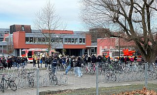 Nach dem Feueralarm verließen alle Schülerinnen und Schüler sowie die Lehrenden das Gebäude der Heinz-Nixdorf-Gesamtschule. - Ralph Meyer