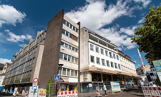 Gebäudeteil C der Paderborner Stadtverwaltung wird im Herbst abgerissen. Die Straße am Abdinghof ist bereits jetzt nur noch für Anlieger und Baustellenfahrzeuge offen. - Lena Henning