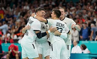 Die Handballer feiern bei den Olympischen Spielen den größen Erfolg seit dem EM-Titel 2016. - Aaron Favila/AP/dpa